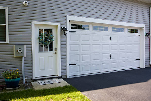 24/7 Emergency Garage Door Panel Replacement experts in Flower Hill, NY